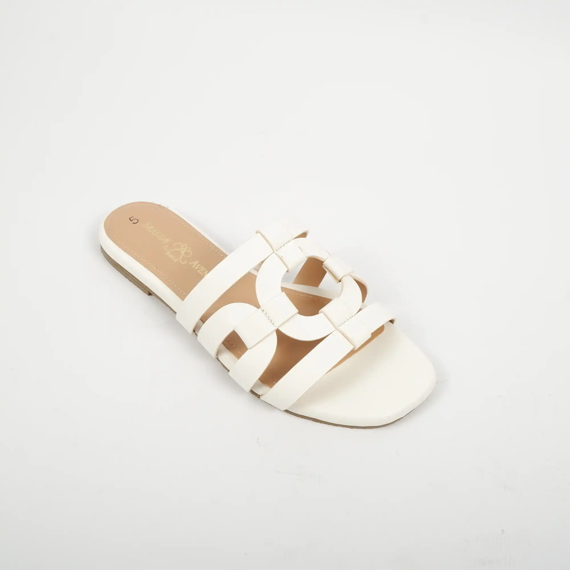 almila white (1)