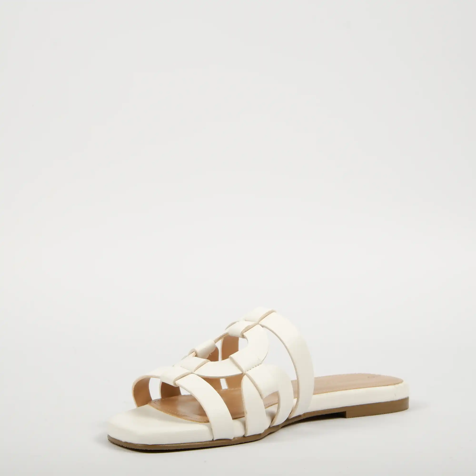 almila white (4)